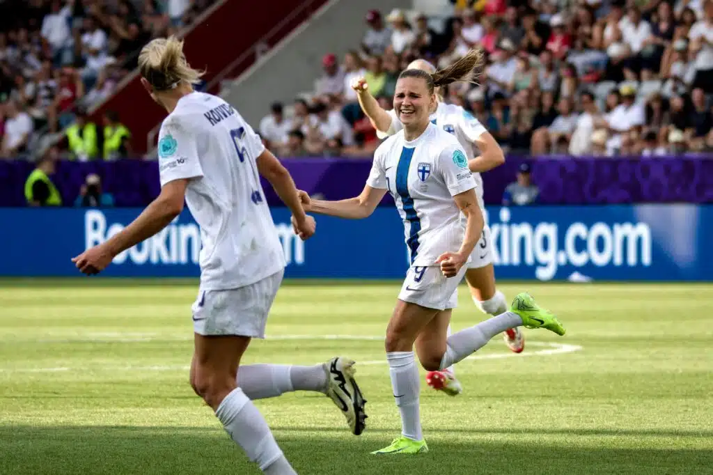 Kovaa puhetta: Vastustajalta raju väite Helmareista