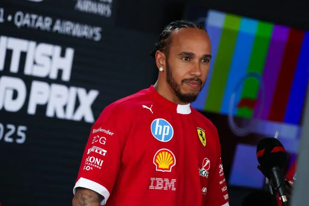 Lewis Hamilton sekoili – puhui läpiä päähänsä Kimi Räikkösestä