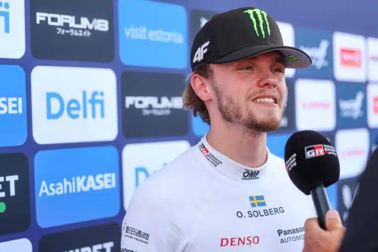 Rallisensaatio Oliver Solberg otti Suomen haltuun – mallirakas mukana matkassa