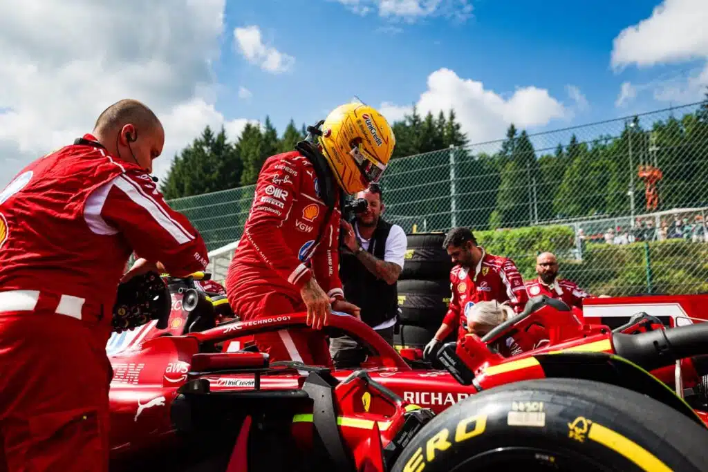 Lewis Hamilton ei voinut käsittää, mitä hänelle sanottiin tiimiradiossa – reaktio kertoo kaiken