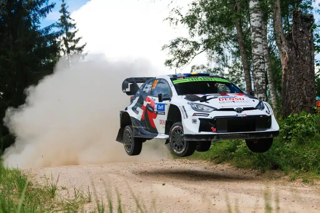 Toyotan rallitähti kihlasi naismallin – pariskunnalla on melkoinen suunnitelma