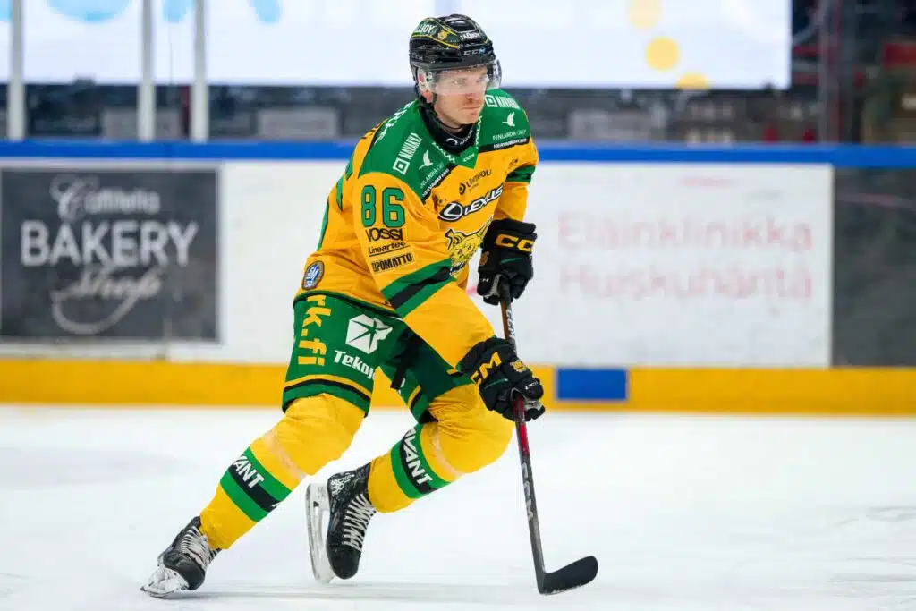 Hiihtomies hyppää jääkiekkoselostajaksi