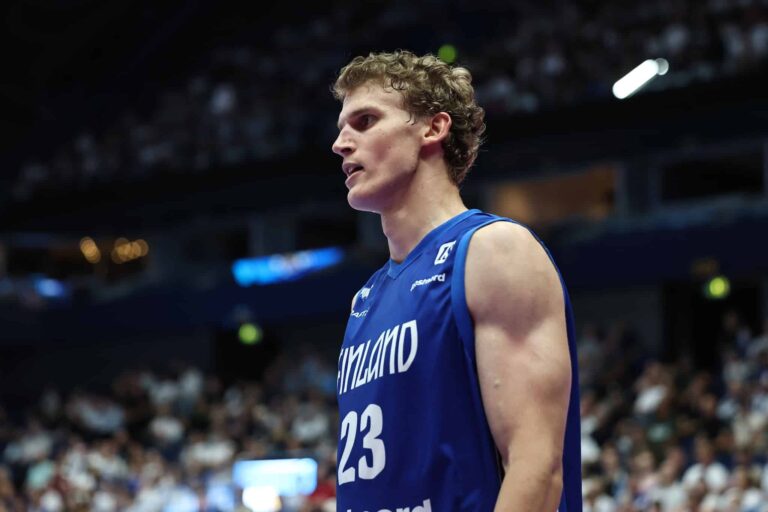 Eteen lyötiin jäätävä kuvapari – Lauri Markkanen repesi täysin