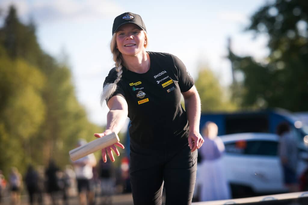 Ralliässä Enni Mälkönen tarjosi faneilleen upean mahdollisuuden