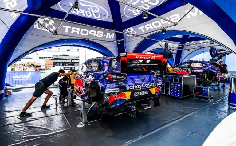 Rallin MM-sarjan talli tekemässä ratkaisunsa – kuski saamassa lähtöpassit