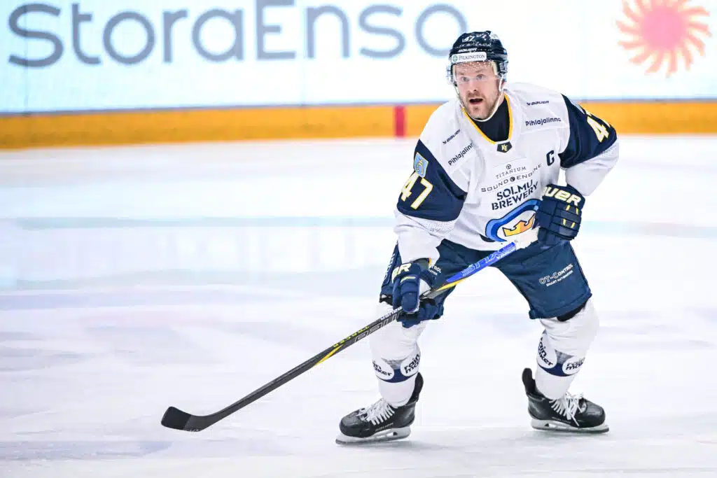 Kiekkotähden agentti sai tarpeekseen – tyrmäsi IS:n toimittajan puheet