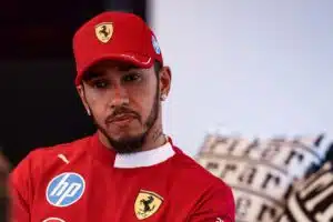 Lewis Hamilton käveli Kimi Räikkösen auton eteen – sai sitten kuulla melkoiset sanat F1-mieheltä
