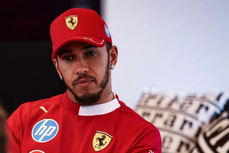 Lewis Hamilton käveli Kimi Räikkösen auton eteen – sai sitten kuulla melkoiset sanat F1-mieheltä