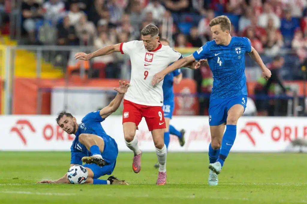 Tätä ei TV:ssä nähty – Ylen selostaja näki Huuhkajien päävalmentajan poikkeuksellisen tempun