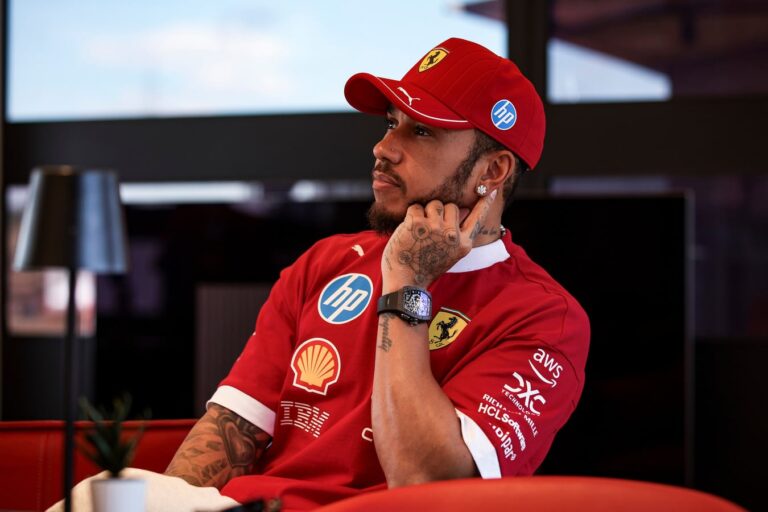 Kimi Räikkösen luottomieheltä brutaali viesti Lewis Hamiltonista
