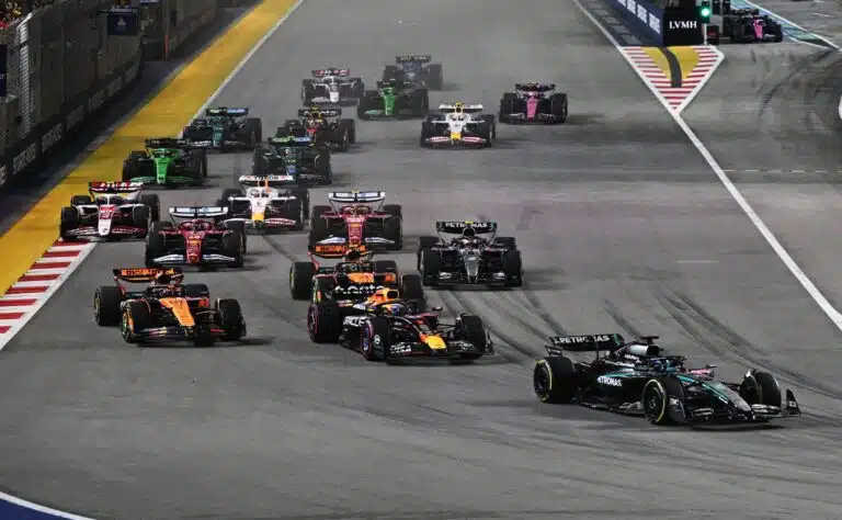 F1-tallin auto käväisi radalla – varikolla heräsi heti pelko täydellisestä dominoinnista