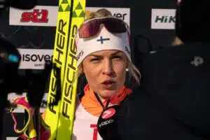 Suomalainen ampumahiihtäjä heitti kisa-asun nurkkaan kesken kauden – poseerasi hiihtäjärakkaansa kanssa