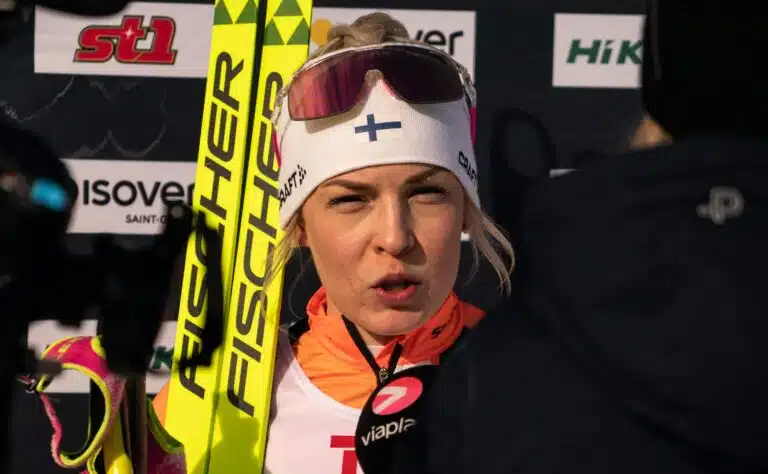 Suomalainen ampumahiihtäjä heitti kisa-asun nurkkaan kesken kauden – poseerasi hiihtäjärakkaansa kanssa