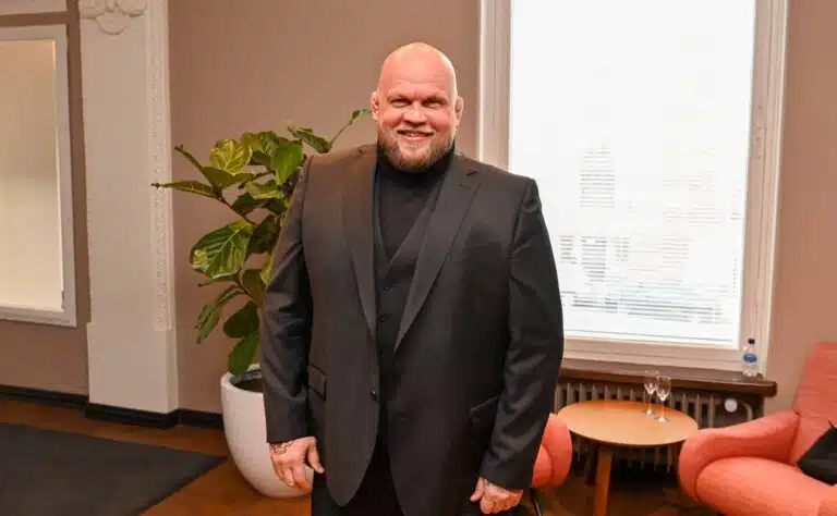 Immu Ilmén meni ottelijansa luokse – sai heti maistaa nyrkkiä