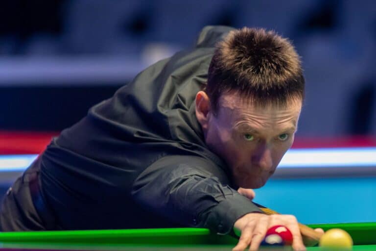 Ikäeroa yli 20 vuotta – snookerlegenda kääntää katseita missirakkaansa kanssa