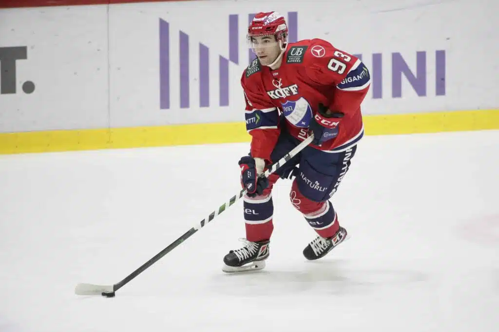 Kuva lentokentältä: Entinen tähti palasi Suomeen – ”HIFK, ykköspakkinne on tullut takaisin”