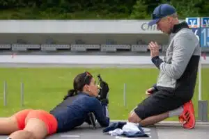 Ampumahiihtäjä pihalle olympialaisista – suomalaisvalmentaja vaikeni Ylellä