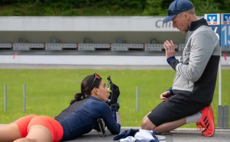 Ampumahiihtäjä pihalle olympialaisista – suomalaisvalmentaja vaikeni Ylellä