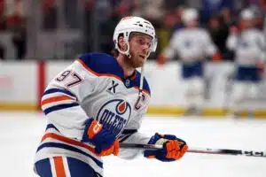 NHL:n supertähti Connor McDavid raivostui suomalaispelaajalle – taustalla melkoinen neronleimaus
