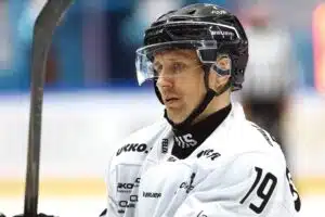 HS: Homoseksuaalinen suomalainen kiekkotähti puhui nyt Veli-Matti Savinaisesta