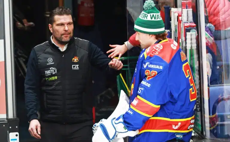 Urheilucast: Jokereiden päävalmentaja juotti pelaajat kaatokänniin kesken kauden