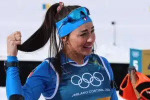 Dorothea Wierer hempeili Holmenkollenilla – suukko lensi tälle ampumahiihtomiehelle