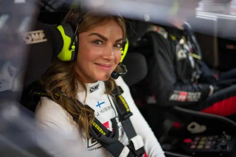 Janni Hussilta rietasta puhetta rallimiesten vieressä – ”Tyydyttävin tunne”