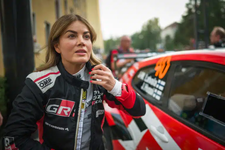 Janni Hussin ralliviikko sai ikävän käänteen – pieni virhe johti armottomaan ”vidduiluun”