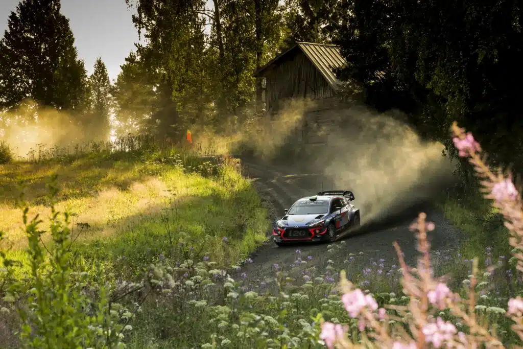 Rallitähti rakastui kartanlukijaan – hempeä kuva julki