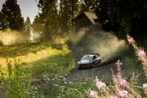 Rallitähti rakastui kartanlukijaan – hempeä kuva julki