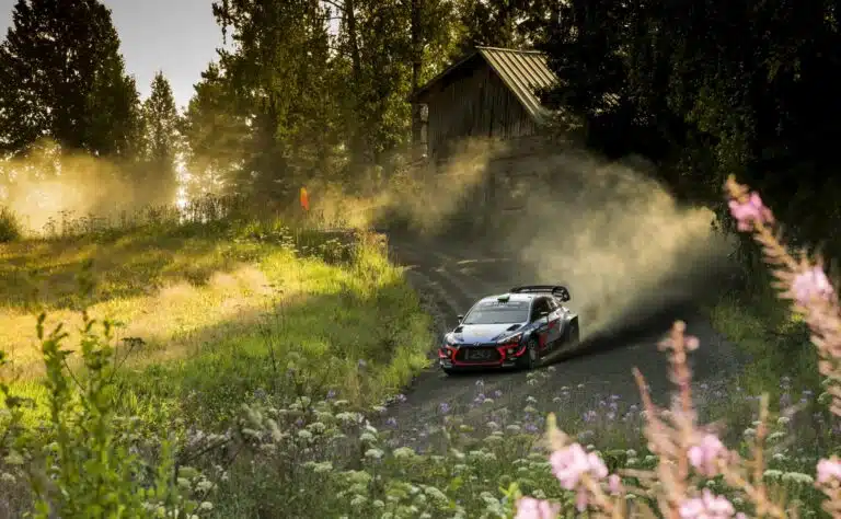 Rallitähti rakastui kartanlukijaan – hempeä kuva julki