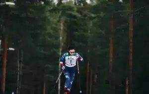 Venäjän hiihtotähti lähti vetämään maasta – pusutteli nyt länsimaalaisen hiihtäjän kanssa