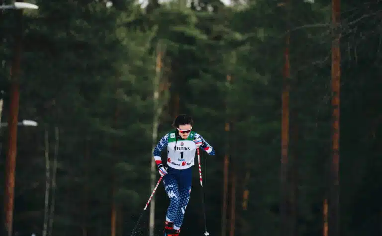 Venäjän hiihtotähti lähti vetämään maasta – pusutteli nyt länsimaalaisen hiihtäjän kanssa