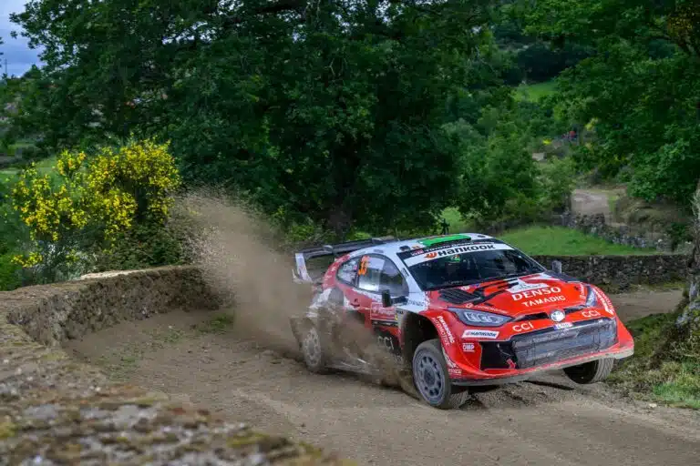 Nyt tuli puskista: Toyota palkkasi suomalaisen rallikuskin – ”Herättää kysymyksiä”