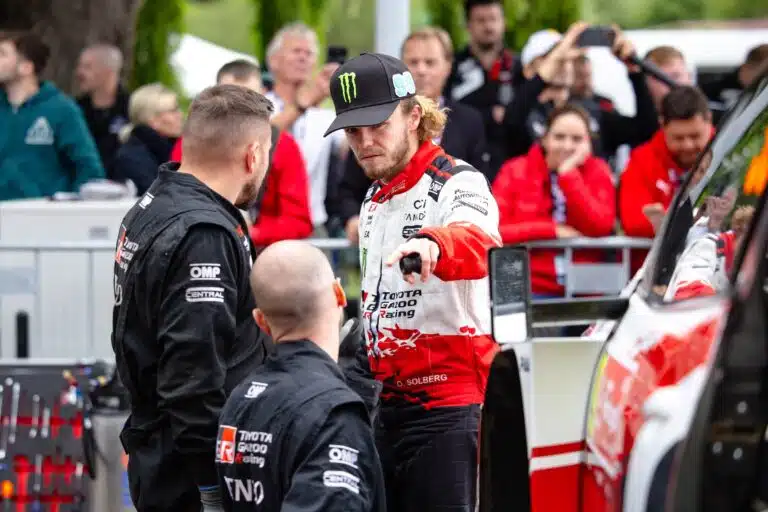 MM-rallin kulisseissa leviää ikävä väite Oliver Solbergin toiminnasta