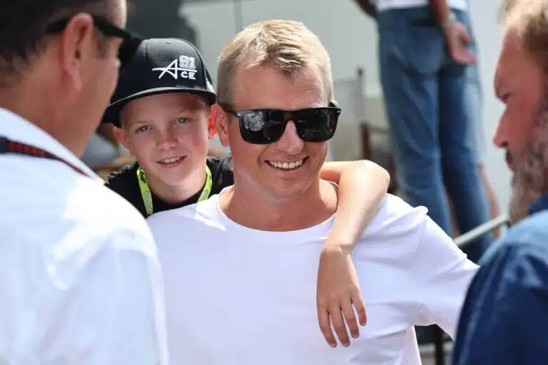 Kimi Räikkönen hyppäsi keltanokkana auton rattiin – kaiken nähnyt legenda ei voinut kuin haukkoa henkeään
