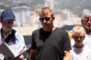Kimi Räikkönen tuli shortseissa F1-testeihin – hyppäsi autoon ja teki poskettoman tempun