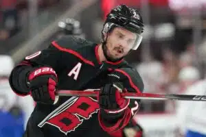 Keskustelu käynnistyi heti: Lyökö Carolina Sebastian Ahon lihoiksi NHL:ssä?
