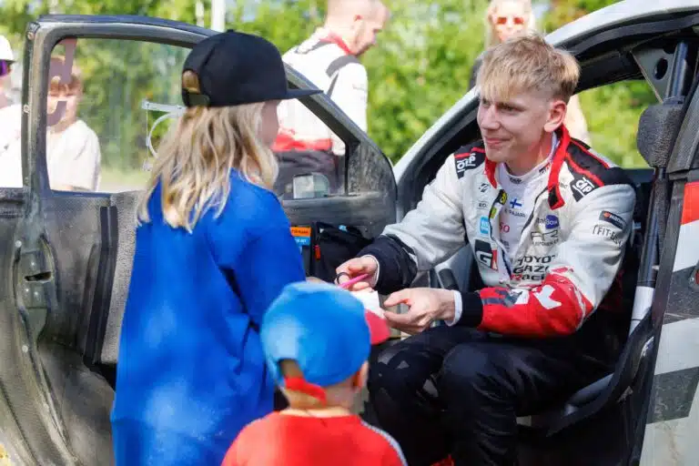 Sami Pajari pääsi upouuden Toyotan rattiin – rallitähden tuomio oli selvä