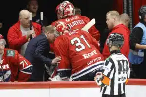 HIFK:n Tim Juel juttelee lääkäri Petri Heleniuksen kanssa