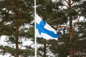 Suomen lippu puolitangossa