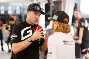 Toyotan Jari-Matti Latvala keskustelee Oliver Solbergin kanssa Sardinian MM-rallissa 2026